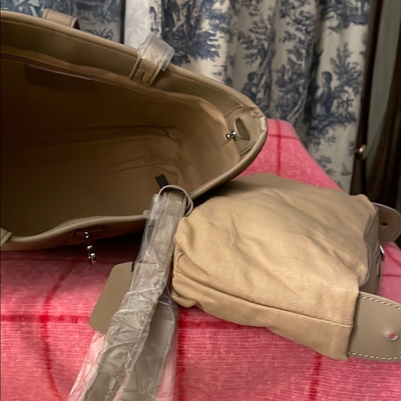 Elegant Tan Genuine Leather Tote Bag - Picture 9 of 13